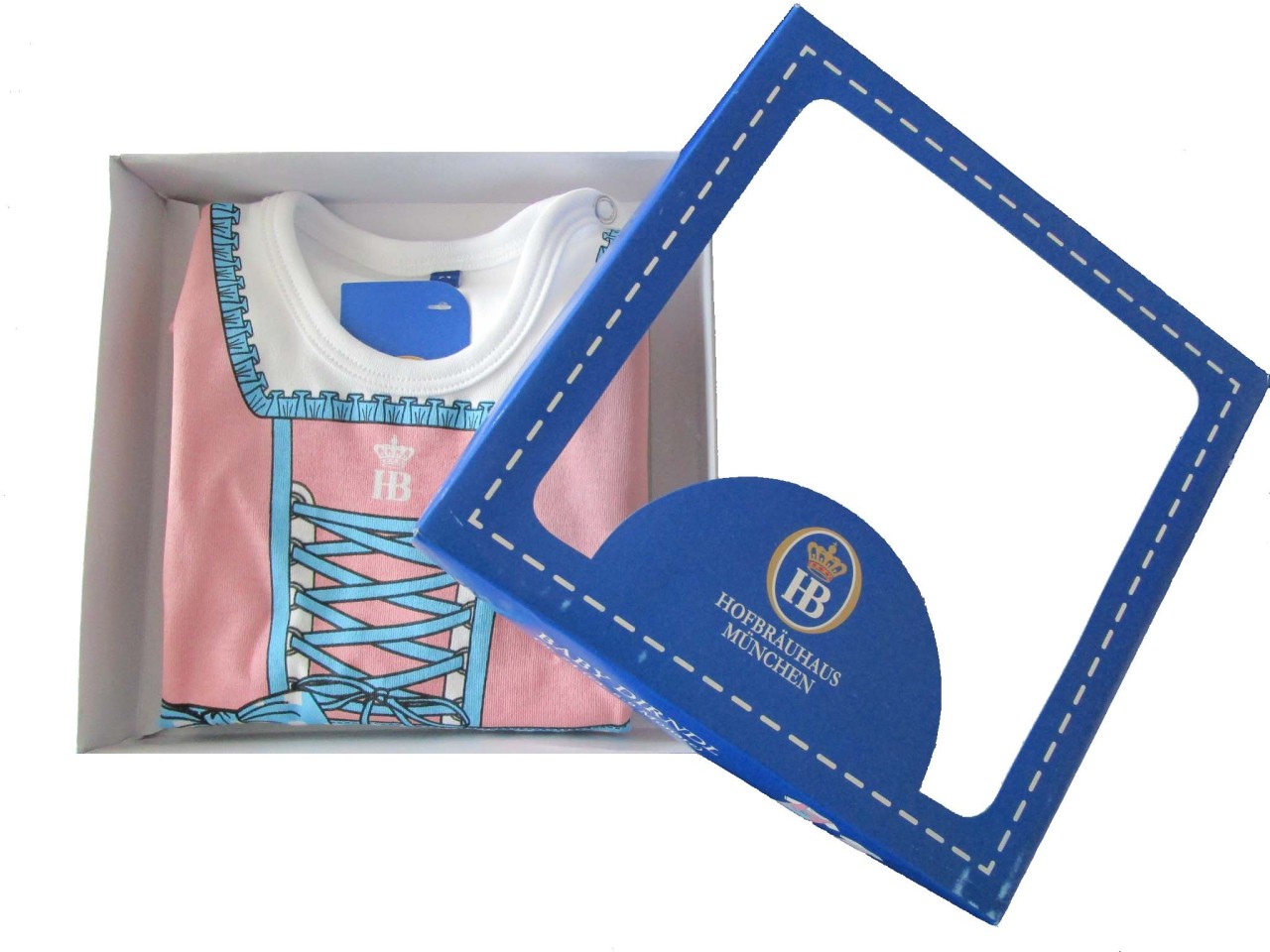Babybody im Dirndl-Design, rosa mit hellblauer Schürze, verpackt in einer blauen Geschenkbox mit Hofbräuhaus München Logo und Sichtfenster
