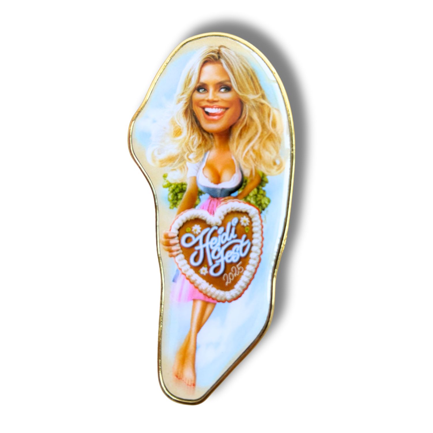 Vorderseite Pin in läglicher Form (Ohrähnlich) mit Heidi Klum in Dirndl in Comicart