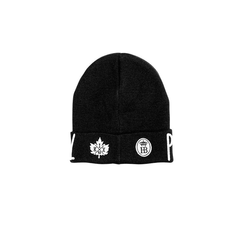 Rückansicht der Schwarzen Hofbräuhaus Beanie-Mütze, Rückansicht mit rundem HB-Logo und weißem Ahornblatt-Symbol auf dem umgeschlagenen Rand.