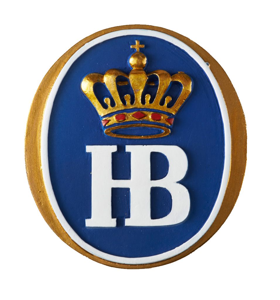 Runder Magnet mit klassischem Hofbräuhaus-Logo: weißes HB auf blauem Hintergrund mit goldener Krone, eingefasst in einen goldenen Rand