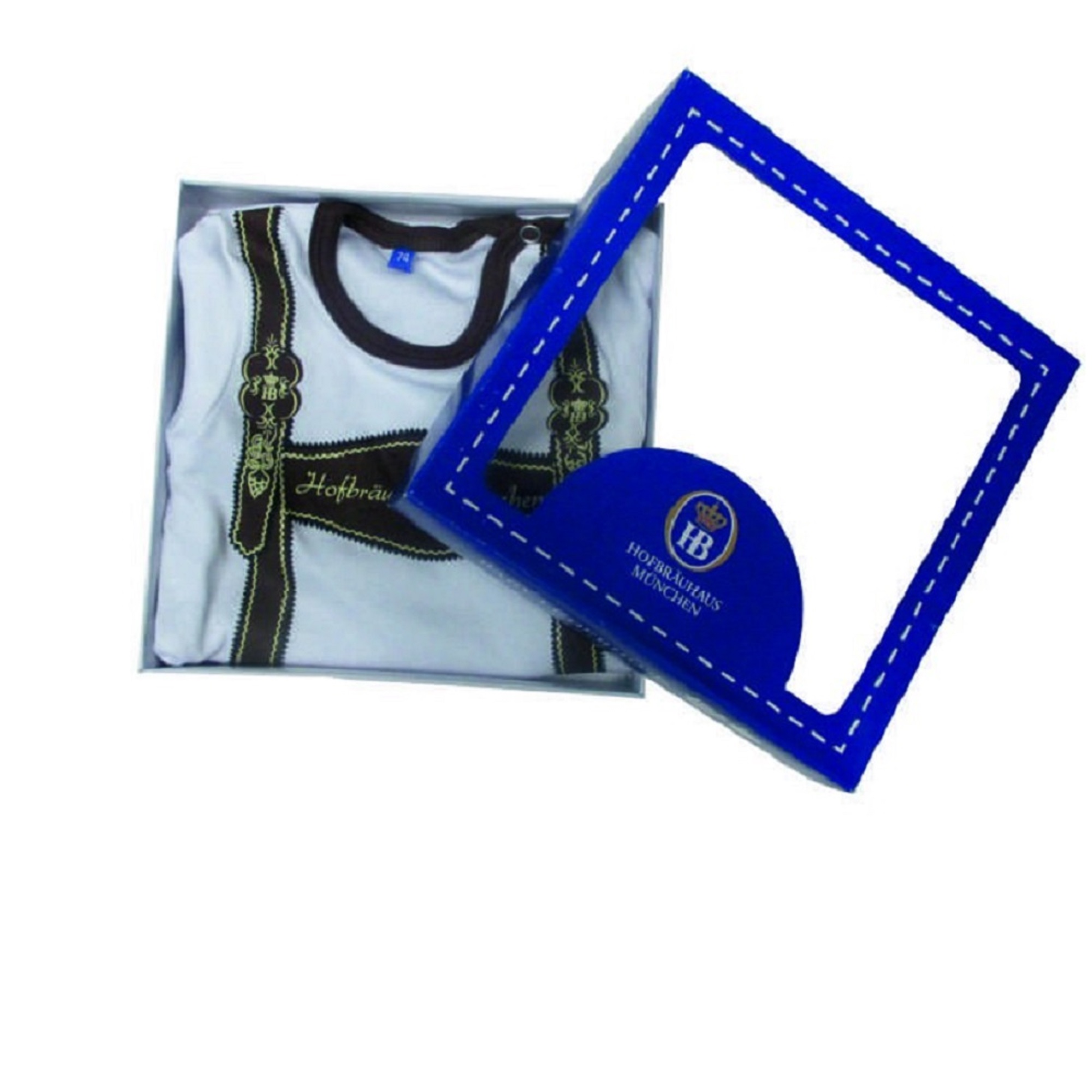 Geschenkbox in Blau mit Sichtfenster, darin ein Babybody im Lederhosen-Design mit goldener Stickerei und Aufschrift ‚Hofbräuhaus München
