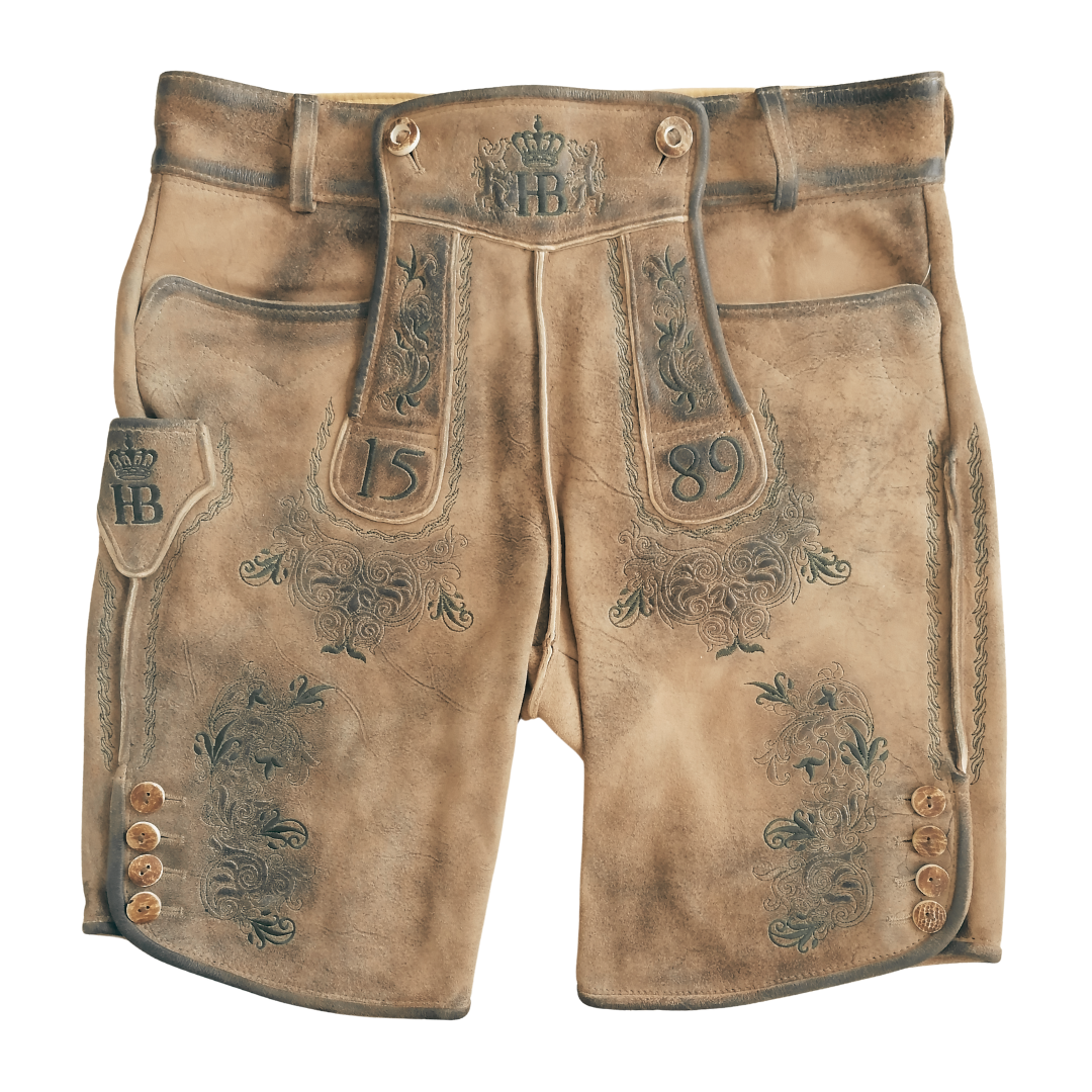 Traditionelle kurze Lederhose in Braun mit Stickereien, Jahreszahl 1589 und HB-Logo auf dem Latz, Vorderansicht ohne Gürtel